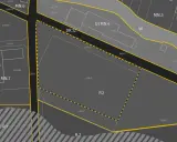Fragment mapy z oznaczeniami działek i ulic. Dowiedz się, jak sprawdzić plan zagospodarowania przestrzennego działki, analizując takie dokumenty.