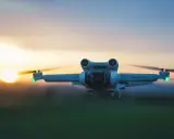 Eine Drohne fliegt im Abendlicht über ein Feld in Spanien.