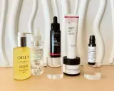 Routine beauté : sérum, masque et crème à l'acide hyaluronique, avec une huile démaquillante et une brume hydratante. L'ordre idéal pour une peau éclatante.