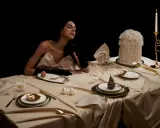 Une femme élégante, une table dressée avec soin, un œuf, une poire décorée. L'art de comment dresser une table dans un restaurant.