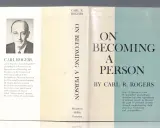 Okładka książki "On Becoming a Person" Carla R. Rogersa. Psycholog opisuje swoje doświadczenia w pomaganiu ludziom w rozwoju.