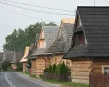 Drewniane domy w Chochołowie, z charakterystycznymi dachami krytymi gontem. Wspaniałe atrakcje Podhala, zachwycające tradycyjną architekturą.