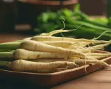 Racines de salsifis frais, prêts à être cuisinés. La culture salsifis est une tradition culinaire appréciée.