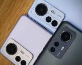 Trzy najnowsze Xiaomi w różnych kolorach, z widocznymi modułami aparatów 50MP.