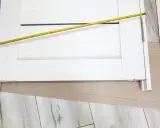 Mierzenie drzwi 80 cm z ościeżnicą stałą. Sprawdzanie, jaki otwór pod drzwi będzie odpowiedni.