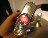 Motorola z USA, z charakterystycznym okrągłym ekranem i klawiaturą.