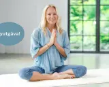 En kvinna sitter i meditationsställning med händerna i bön. Hon ler och ser lugn ut. En pratbubbla säger "Nyutgåva!". Perfekt för guidad meditation text.