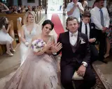 Para młoda w kościele, świadkowie i goście. Różne rodzaje ślubów mogą być celebrowane w takim miejscu.