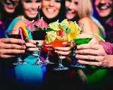Brindisi con cocktail colorati, un assaggio della vivace **munich nightlife**.