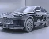 Przyszłościowy Audi Q6 e-tron w szarym kamuflażu, z charakterystycznym grillem i nowoczesnymi światłami LED.
