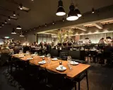 En elegant restaurang i Stockholm med dukade bord och gäster. Kanske en kväll med live musik stockholm?
