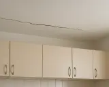 Pęknięcie na suficie nad szafkami kuchennymi.