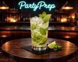 En uppfriskande mojito med vit rom, mynta och lime på ett runt träbord. Bakom skymtar en bar med neonskylten "Party Prep".