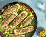 Zucchine tonde ripiene cotte in padella con verdure e prezzemolo fresco.