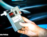 Dłoń trzyma alkomat ALCO-SENSOR IV, wskazujący wynik 0.12. To dowód na podważenie badania alkomatem, gdy wynik jest niejednoznaczny.