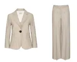Un tailleur a righe beige, perfetto per scoprire cosa indossare sopra un tailleur in primavera.