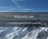 Góry pokryte śniegiem, niebo z chmurami i smugami kondensacyjnymi. Tekst: SOLID, KISS i DRY o istotnych regułach programowania.