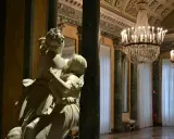 Scultura in marmo in una sala sontuosa con lampadari di cristallo. Un'idea per i musei gratis a Milano.