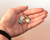 Garść tabletek i kapsułek, które mogą być związane z leczeniem zespołu serotoninowego objawy.