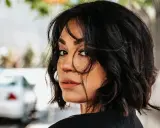 Capelli neri a chi stanno bene? A questa donna dallo sguardo intenso, con un taglio mosso che incornicia il viso.