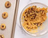 Pâte à cookie chocolatée, prête à être cuite. La texture est parfaite, avec des pépites de chocolat bien réparties.