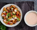 Krispig bang bang kyckling med chili, koriander och en krämig dipp.