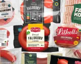 En samling av olika förpackningar med svensk falukorv, inklusive märken som Scan, Lithells och Coop. En av förpackningarna är från Jokkmokk.