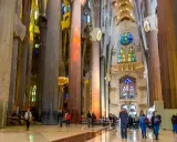 Wnętrze Sagrada Familia, z monumentalnymi kolumnami i witrażami, zbliża się do końca budowy.