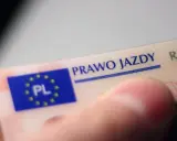Zabrane prawo jazdy na 3 lata co dalej? Widok na polskie prawo jazdy, trzymane w dłoni.