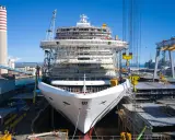 Costruzione nave MSC Seashore in cantiere. La sua lunghezza è impressionante, con impalcature che ne coprono la struttura.