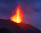 Spektakuläre Eruption eines Vulkans in Europa. Glühende Lava schießt in den Nachthimmel, ein beeindruckendes Naturschauspiel.