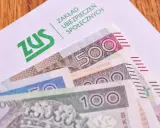ZUS i polskie banknoty, w tym 500 zł i 100 zł. Czy to już kwota na 14 emeryturę?