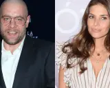 Tede z partnerką, uśmiechnięty raper w okularach i jego piękna towarzyszka na ściance.