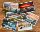 Diverse tipologie di carta per stampa: paesaggi marini mozzafiato su cartoncino di alta qualità, con texture che esaltano i colori vibranti.