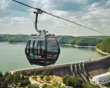 Kolejka gondolowa nad zaporą w Solinie. Wspaniałe widoki na jezioro i góry to główne solina atrakcje.