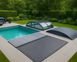 En modern pool med olika poolskydd. Isolering under poolen hjälper till att hålla värmen.