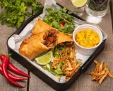 Chrupiące rolki z nadzieniem mięsnym i warzywnym, podane z salsą mango, sałatką i limonką. Prawdziwy smak tex mex!