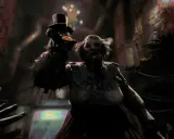 Przerażająca postać z The Outlast Trials trzyma kukiełkę kaczki, grożąc graczowi.