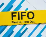 Żółty pasek z napisem FIFO (First In, First Out) na tle wykresu. Zasada fifo lifo w zarządzaniu zapasami.