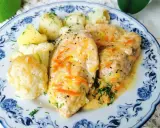 Filet z indyka w sosie z marchewką i ziemniakami, kalafiorem. Pyszny pomysł, co zrobić z fileta z indyka na obiad.