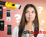 Kobieta zastanawia się nad wynikiem badania na zawartość alkoholu. Wokół niej różne alkomaty.