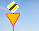 Wymuszenie pierwszeństwa: 15 pkt, 3000 zł. Jak uniknąć?