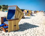 Wygodne kosze plażowe, idealne na wakacje. Warto pamiętać o opłacie miejscowej, by móc w pełni cieszyć się wypoczynkiem nad morzem.