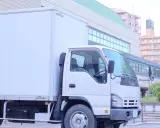 Camión Isuzu blanco, listo para la entrega. Con mi permiso C, ¡puedo conducir este vehículo!
