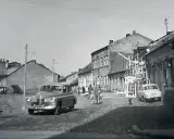 Ulica w budowie, stare samochody i ludzie. Sos ciuchy i borciuchy miejsce, gdzie czas się zatrzymał.