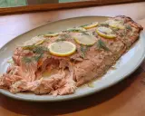 En saftig hel fisk i ugn, toppad med citronskivor och dill. Perfekt för en härlig middag.