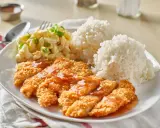 Chrupiący kurczak w panko polany sosem, podany z ryżem i sałatką makaronową. Pyszny obiad!