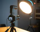 Lampa błyskowa nie działa? Aktywuj ją w aparacie i telefonie!