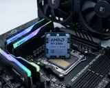 Un processeur AMD Ryzen 7 9850X3D est posé sur une carte mère ROG Crosshair X670E Hero, entouré de barrettes de RAM G.Skill Trident Z5 RGB et d'un ventirad Noctua.