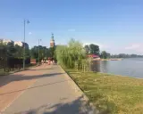 Spacer po chełmno trasa nad jeziorem. W oddali widać wieżę kościelną i zabudowania.